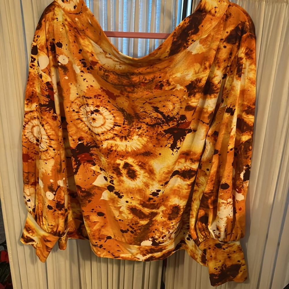 Top Women’s Lg neck Bell Sleeves Cute 70’s feel 🥳 🎉